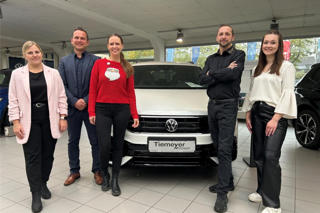 Die Verantwortlichen des Winterzaubers, darunter Rocco Monte Murri, Julia Schuster und Hans Schuster, präsentieren in den Räumen der Tiemeyer Gruppe die ersten Infos. Die Verantwortlichen des Winterzaubers, darunter Rocco Monte Murri, Julia Schuster und Hans Schuster, präsentieren in den Räumen der Tiemeyer Gruppe die ersten Infos.