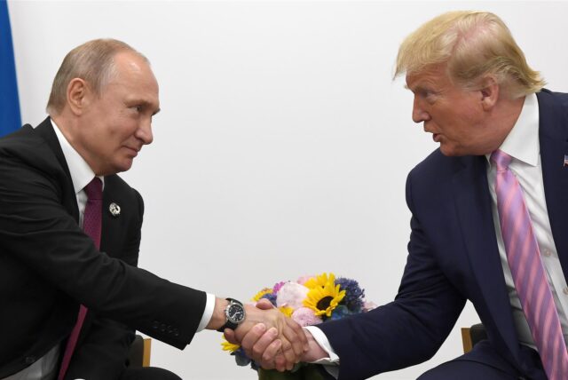 Wladimir Putin (l) und Donald Trump verstehen sich, wie dieses Foto aus dem Jahr 2019 dokumentiert, blendend.