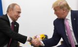 Wladimir Putin (l) und Donald Trump verstehen sich, wie dieses Foto aus dem Jahr 2019 dokumentiert, blendend.