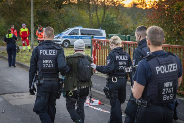 Nach zehn Stunden und einer freiwilligen Aufgabe des Protestes führte die Polizei elf Aktivisten ab.