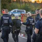Nach zehn Stunden und einer freiwilligen Aufgabe des Protestes führte die Polizei elf Aktivisten ab.