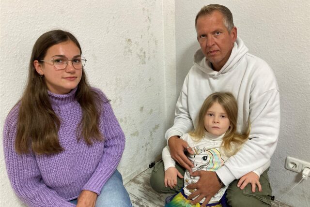 Besorgte Gesichter: Esther Volmer und Sebastian Fromm sitzen mit Tochter Nelly (4) in einer Ecke des Schlafzimmers, in der sich der Schimmel bis zur Decke ausgebreitet hat.