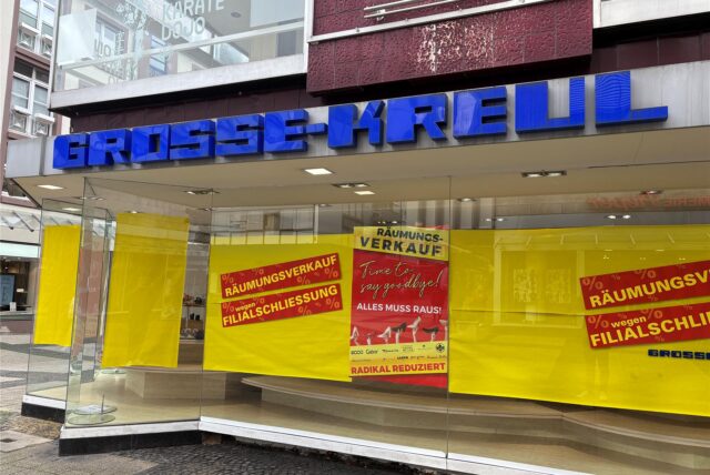 Bei Grosse-Kreul an der Münsterstraße werden seit mehr als 20 Jahren Schuhe verkauft. Jetzt steht im Schaufenster: „Räumungsverkauf wegen Filialschließung“.