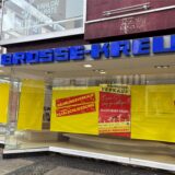 Bei Grosse-Kreul an der Münsterstraße werden seit mehr als 20 Jahren Schuhe verkauft. Jetzt steht im Schaufenster: „Räumungsverkauf wegen Filialschließung“.