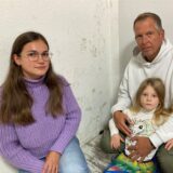Besorgte Gesichter: Esther Volmer und Sebastian Fromm sitzen mit Tochter Nelly (4) in einer Ecke des Schlafzimmers, in der sich der Schimmel bis zur Decke ausgebreitet hat.