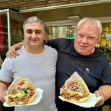 Selam Tasdemir und Thomas Frauendienst zeigen zwei Döner, die es an zwei Tagen kostenlos geben wird.