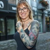 Sandra Pohl vor dem Tattoostudio Inkternational Bocholt