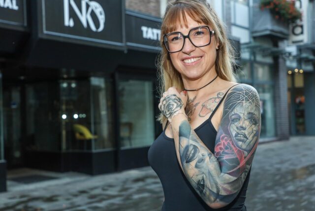 Sandra Pohl vor dem Tattoostudio Inkternational Bocholt