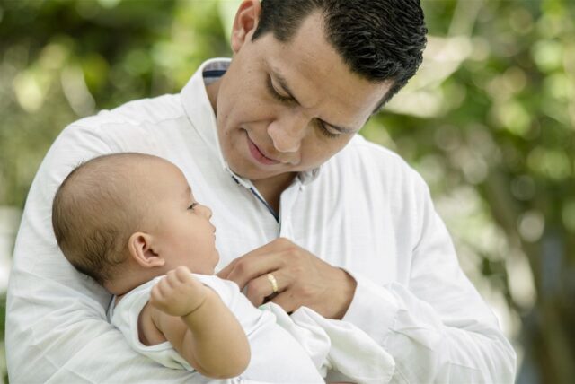 Vater hält sein Baby auf dem Arm