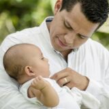 Vater hält sein Baby auf dem Arm