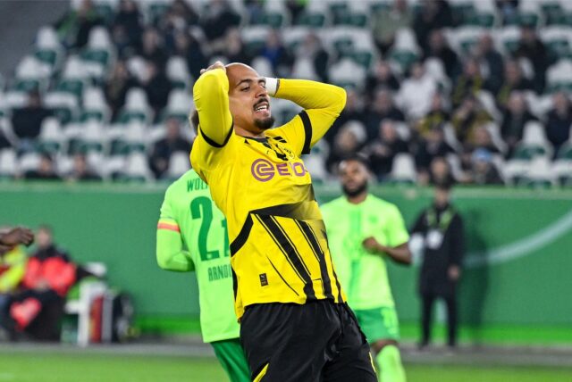 Donyell Malen fasst sich an den Kopf.