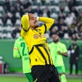 Donyell Malen fasst sich an den Kopf.
