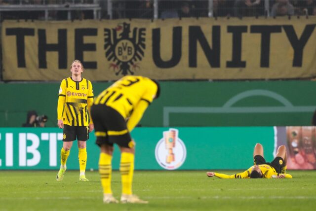 Julian Brandt und Emre Can stehen auf dem Rasen.