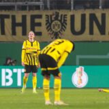 Julian Brandt und Emre Can stehen auf dem Rasen.