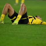 Felix Nmecha liegt nach dem Spiel auf dem Feld.