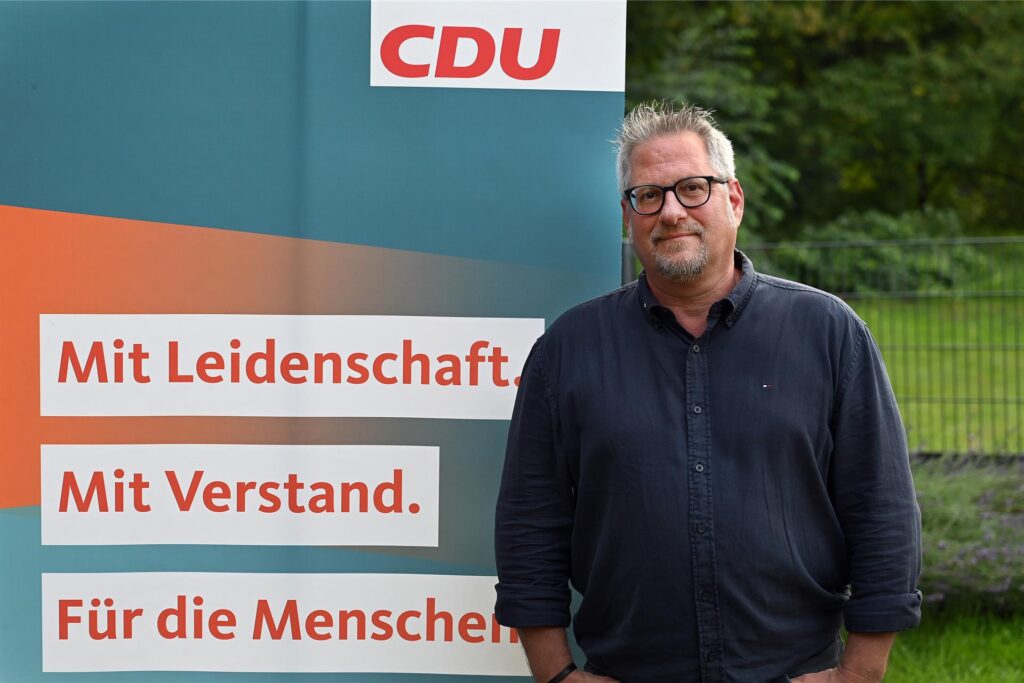 Holger Krajewski, Vorsitzender der CDU-Fraktion im Rat der Stadt Dorsten, steht vor einem Aufsteller der Partei. Holger Krajewski, Vorsitzender der CDU-Fraktion im Rat der Stadt Dorsten, steht vor einem Aufsteller der Partei.