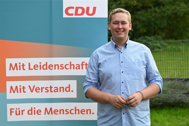 Jan Heppner, CDU-Stadtverbandsvorsitzender in Dorsten, steht an einem Rednerpult.