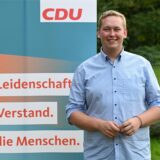 Jan Heppner, CDU-Stadtverbandsvorsitzender in Dorsten, steht an einem Rednerpult.