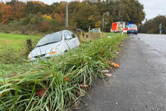 Ein Auto liegt im Straßengraben.