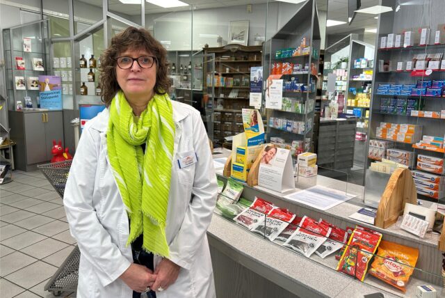 Angela Riphaus steht in ihrer Apotheke.
