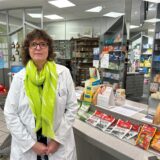 Angela Riphaus steht in ihrer Apotheke.