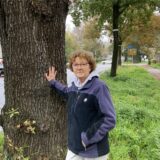 Beatrix Müller-Oldenkott kann noch nicht glauben, dass auch diese mächtige, kerngesunde Eiche an der Halterner Straße für den neuen Schlaufenkreisverkehr gefällt werden soll.