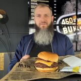 Inhaber Marcel Strozyk hält einen seiner Burger in die Kamera.