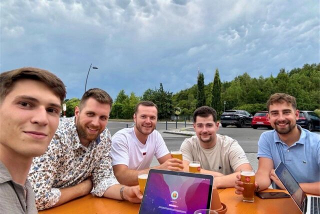 Luca Invernizzi, Florian Püttmann, Bastian Belke, Julian Gonzalez Mues und Tom Schulze (v.l.n.r.) bringen den „Blue Mama“-Burger nach Dortmund.