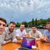 Luca Invernizzi, Florian Püttmann, Bastian Belke, Julian Gonzalez Mues und Tom Schulze (v.l.n.r.) bringen den „Blue Mama“-Burger nach Dortmund.