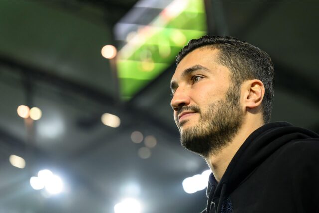 Nuri Sahin blickt geradeaus.