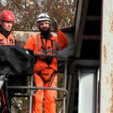 Zwei Männer kontrollierten Ende Oktober die Lippebrücke in Datteln-Vinnum.