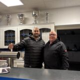 Stephan Zellmann und Frank Wember stehen hinter einer Theke der Vereinskneipe des VfB Waltrop.