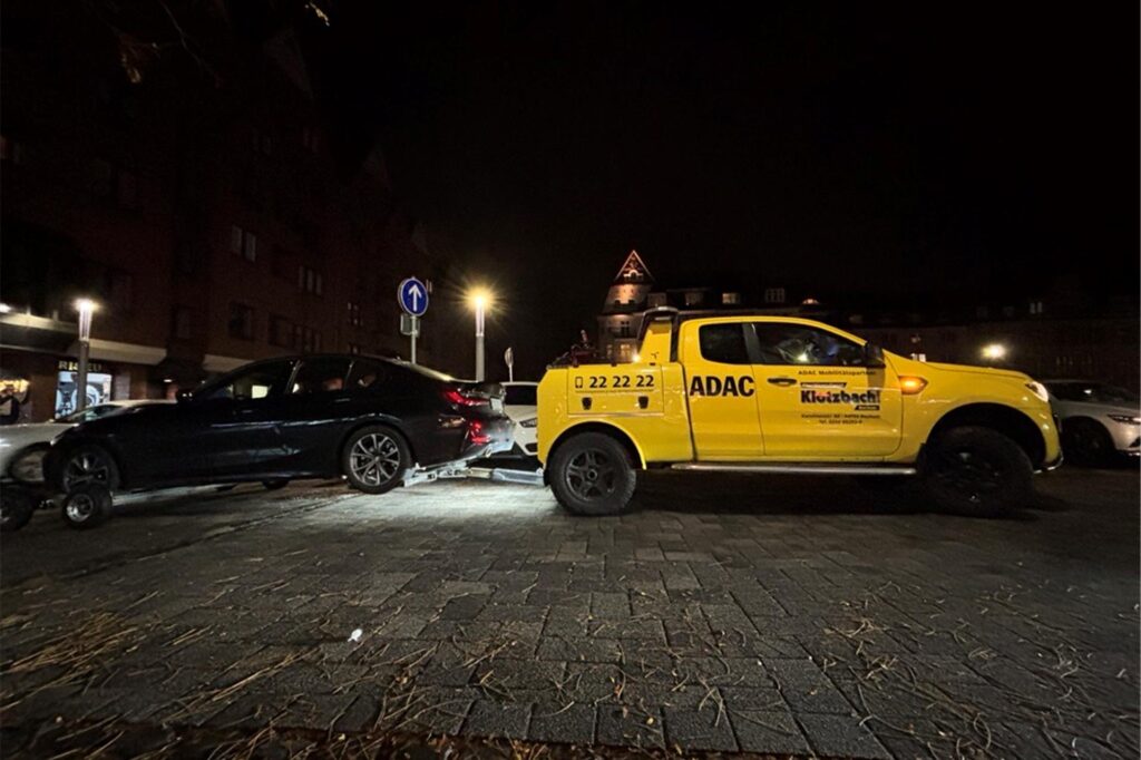 Ein Abschleppwagen mit dem gestrandeten BMW um 18.55 Uhr. Ein Abschleppwagen mit dem gestrandeten BMW um 18.55 Uhr.