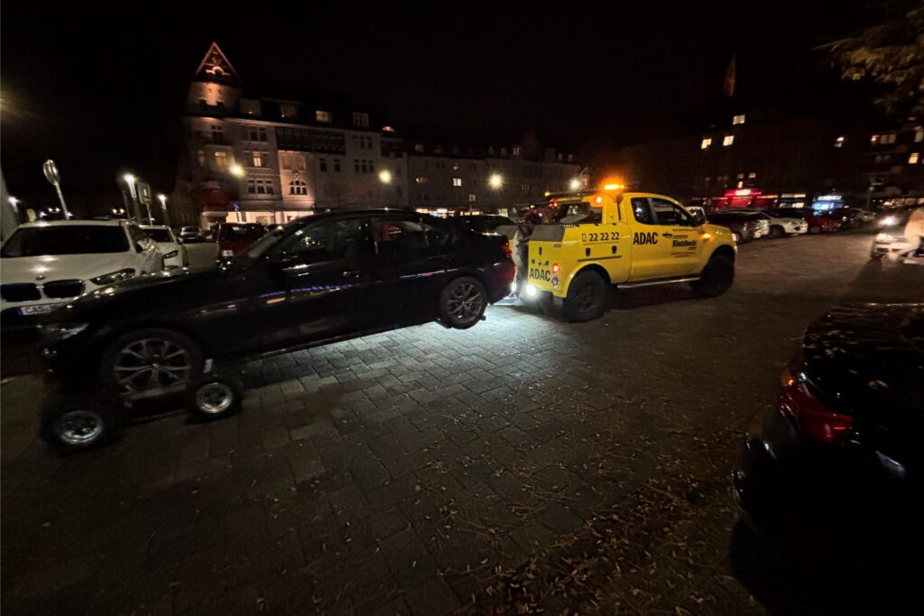 Ein Abschleppwagen mit dem gestrandeten BMW um 18.55 Uhr. Ein Abschleppwagen mit dem gestrandeten BMW um 18.55 Uhr.