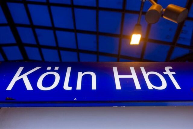 Am Kölner Hauptbahnhof ist eine Person von einem Zug überrollt und getötet worden. (Archivlbild)