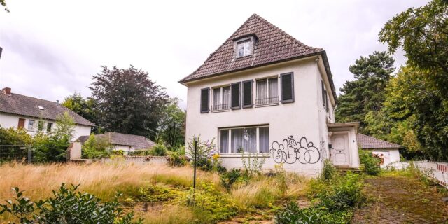 Altes Haus an der Otto-Burrmeister-Allee in Recklinghausen verfällt, der Garten ist verwildert, die Fassage mit Graffiti beschmiert