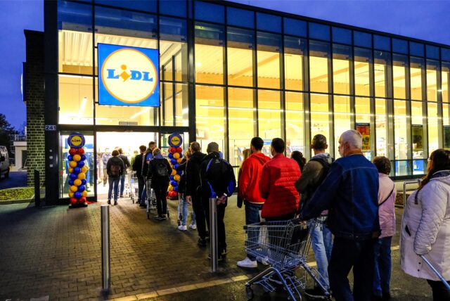 Lange Schlange vor dem neuen Lidl.