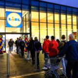 Lange Schlange vor dem neuen Lidl.