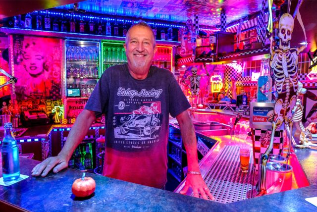 Dieter Roth steht im der Kneipe „Zum Wadenkrampf“ in Datteln hinter der Theke.