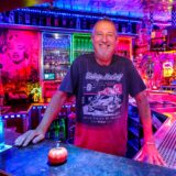 Dieter Roth steht im der Kneipe „Zum Wadenkrampf“ in Datteln hinter der Theke.