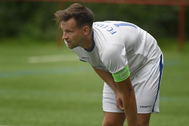 Kevin Brewko fasst sich im weißen Trikot des FC Castrop ans Knie.