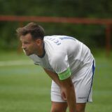 Kevin Brewko fasst sich im weißen Trikot des FC Castrop ans Knie.