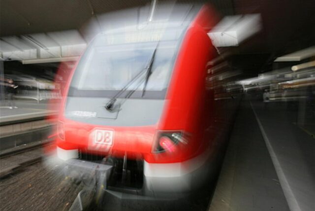 Eine S-Bahn fährt (Symbolbild).