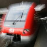 Eine S-Bahn fährt (Symbolbild).