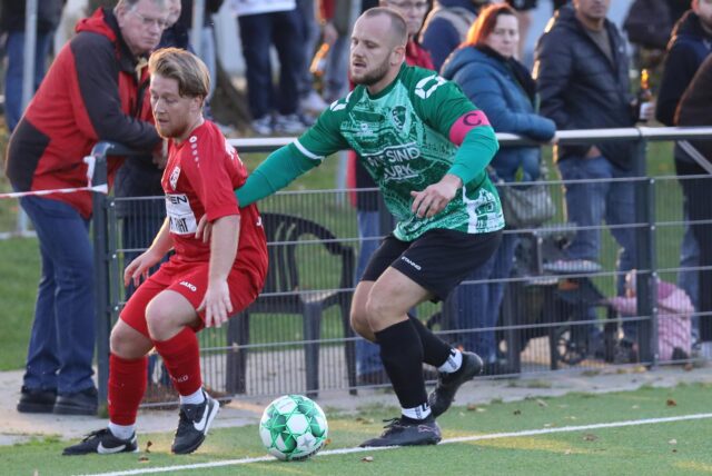 SG Suderwich Kapitän Nico York im Zweikampf um den Ball, hier im Spiel gegen Titania/Rot-Weiß Erkenschwick.