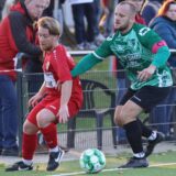 SG Suderwich Kapitän Nico York im Zweikampf um den Ball, hier im Spiel gegen Titania/Rot-Weiß Erkenschwick.