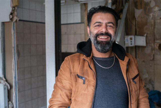 Mehmet Akpinar steht in der Baustelle in der ehemaligen Altstadtgasse in Herten, die eine Erweiterung von Best Kebap werden soll.