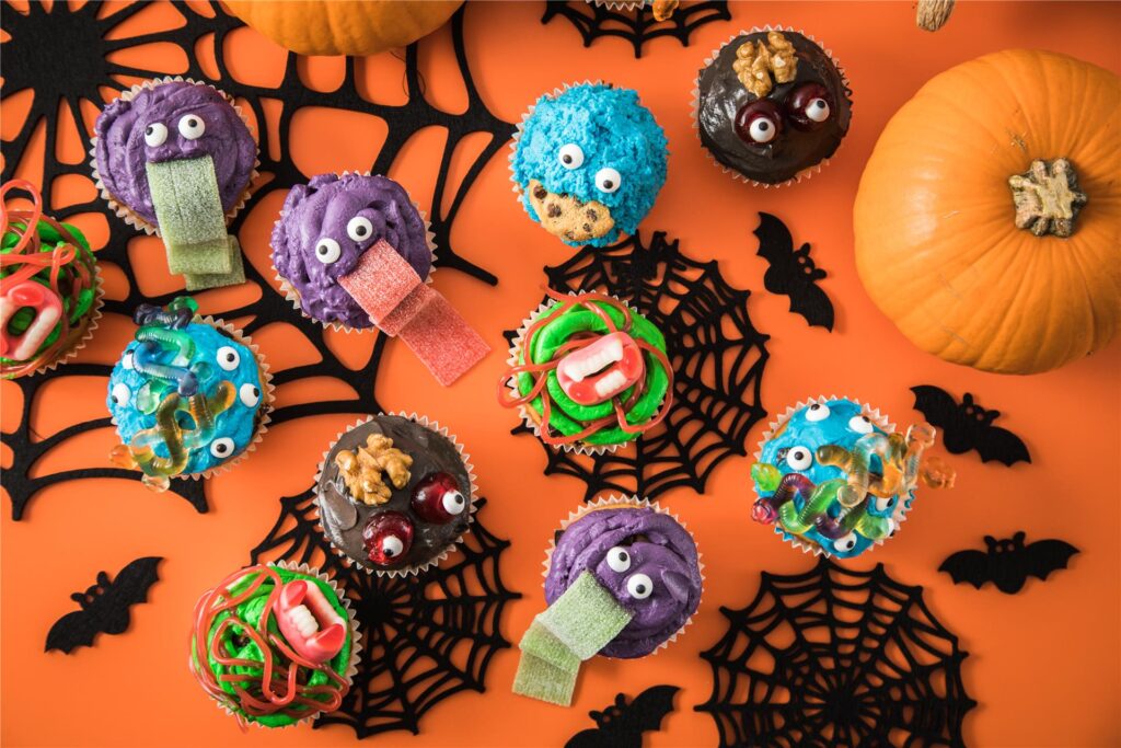 Da können sich kleine Halloweenjünger schon im Vorfeld der Party kreativ austoben: Mit Frischkäse-Frosting, Lebensmittelfarben und Zuckerdekor lassen sich putzige Monster-Muffins zubereiten. Da können sich kleine Halloweenjünger schon im Vorfeld der Party kreativ austoben: Mit Frischkäse-Frosting, Lebensmittelfarben und Zuckerdekor lassen sich putzige Monster-Muffins zubereiten.