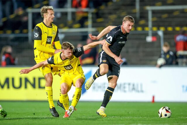 Yannik Lührs und David Lelle führen einen Zweikampf um den Ball.