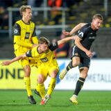 Yannik Lührs und David Lelle führen einen Zweikampf um den Ball.